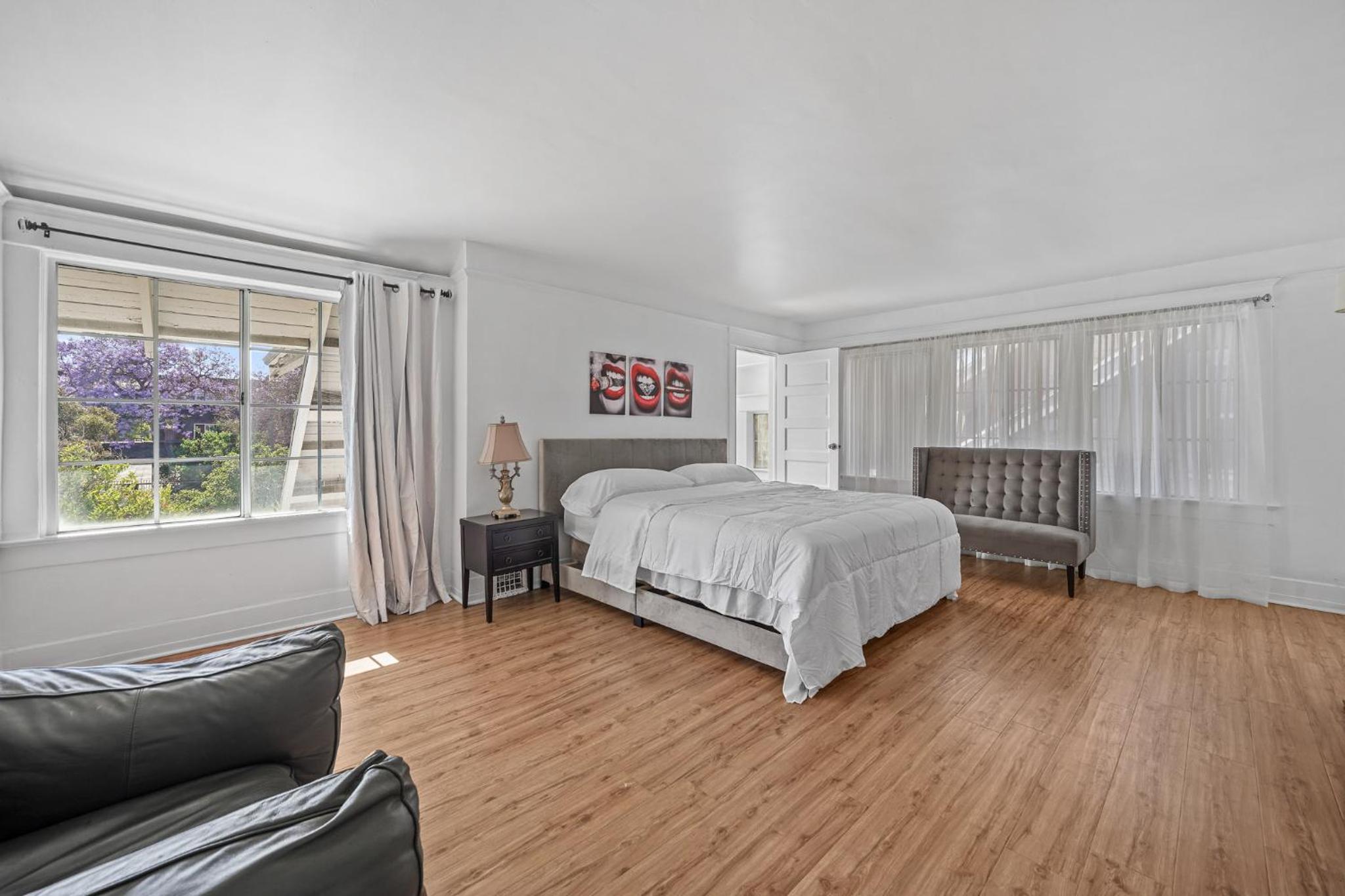 Spacious Chic 5 Bedroom Perfect for Large Group With parking