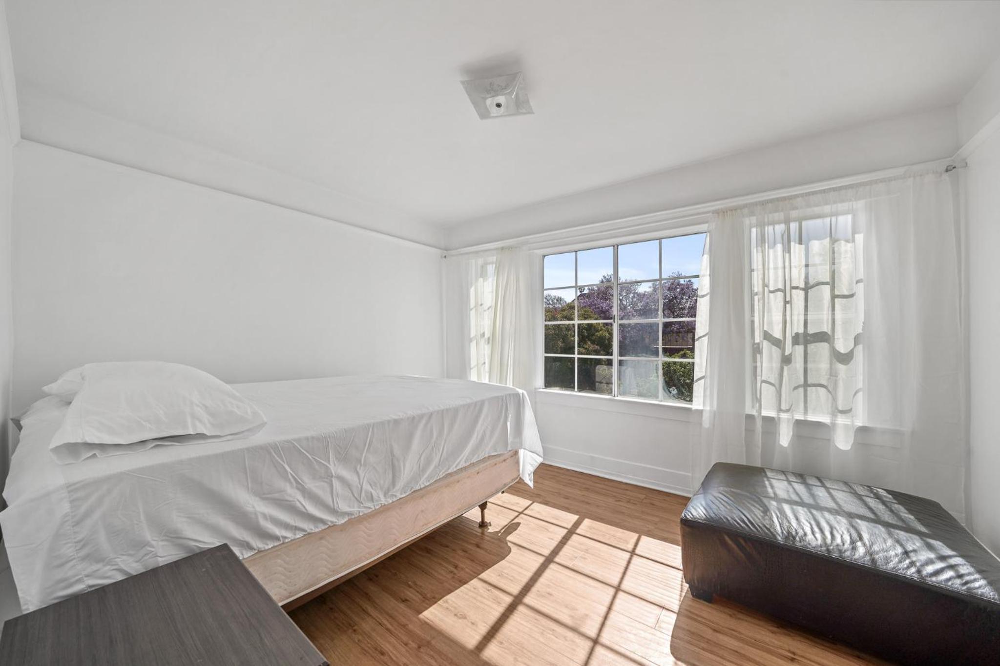 Spacious Chic 5 Bedroom Perfect for Large Group With parking