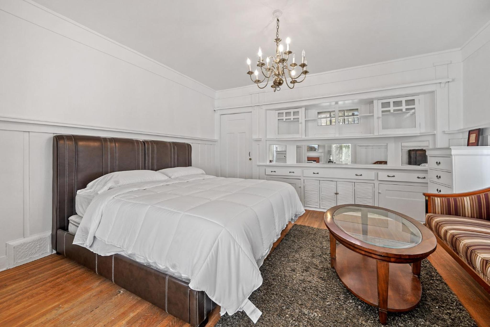 Spacious Chic 5 Bedroom Perfect for Large Group With parking