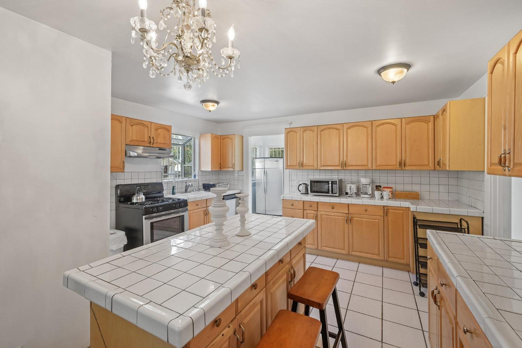 Spacious Chic 5 Bedroom Perfect for Large Group With parking