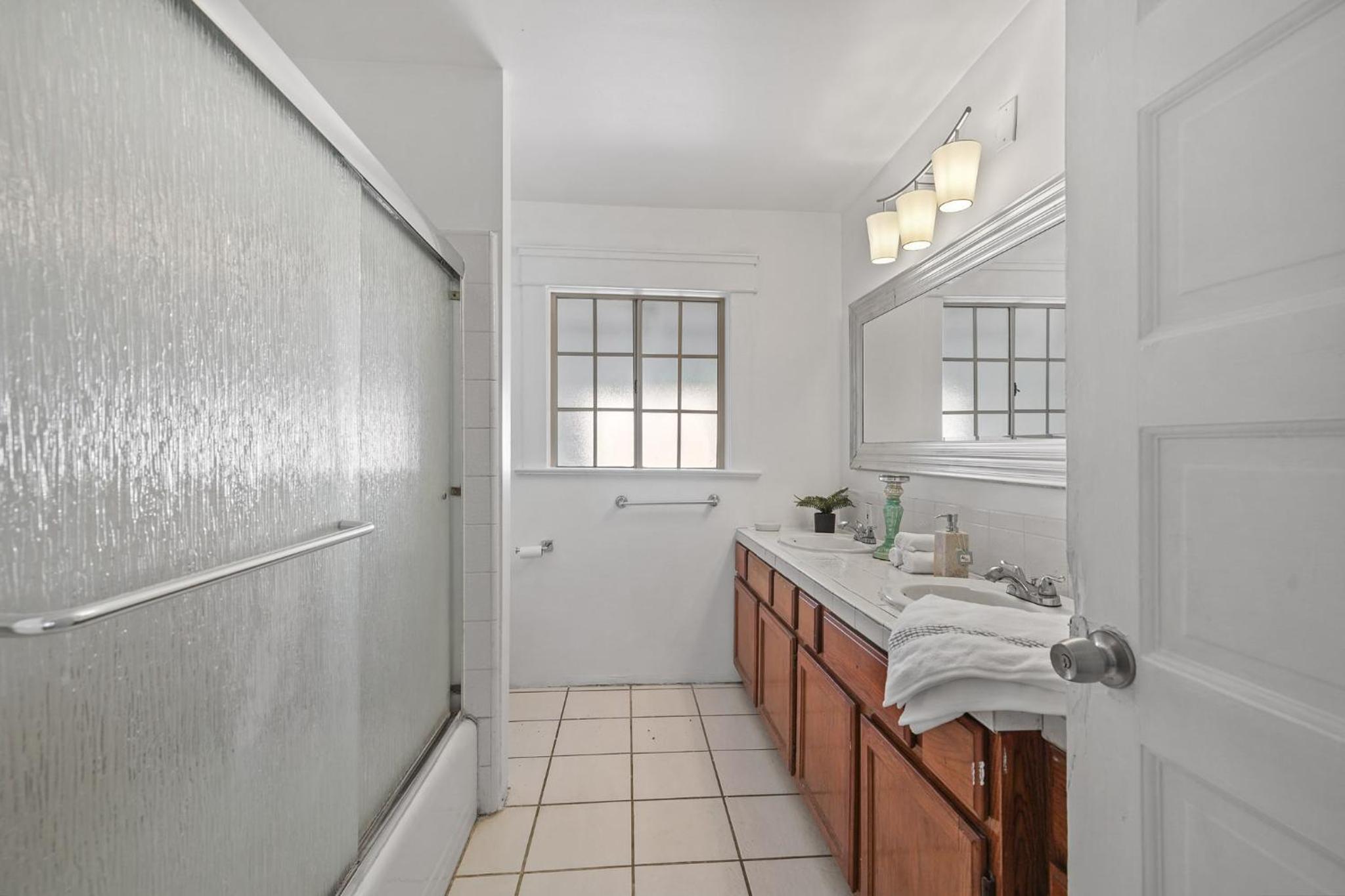 Spacious Chic 5 Bedroom Perfect for Large Group With parking