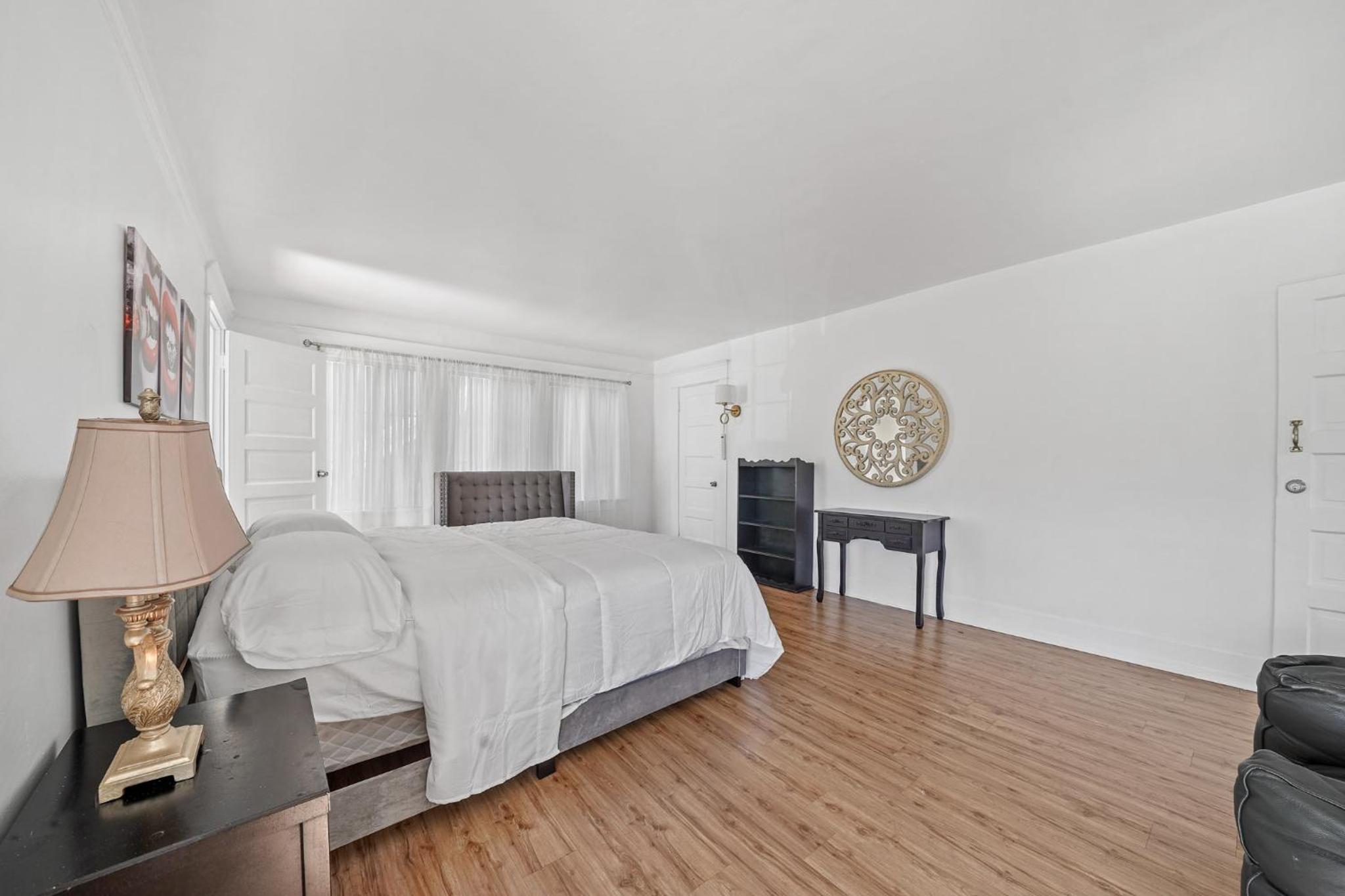 Spacious Chic 5 Bedroom Perfect for Large Group With parking