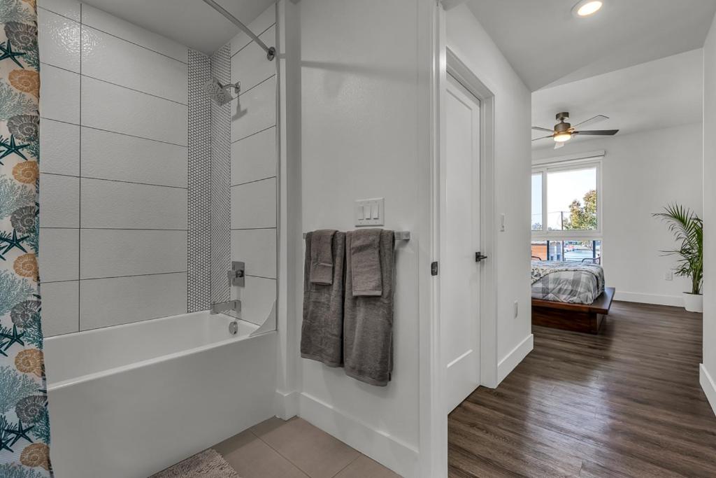 Marina Del Rey Apartment with All Amenties!