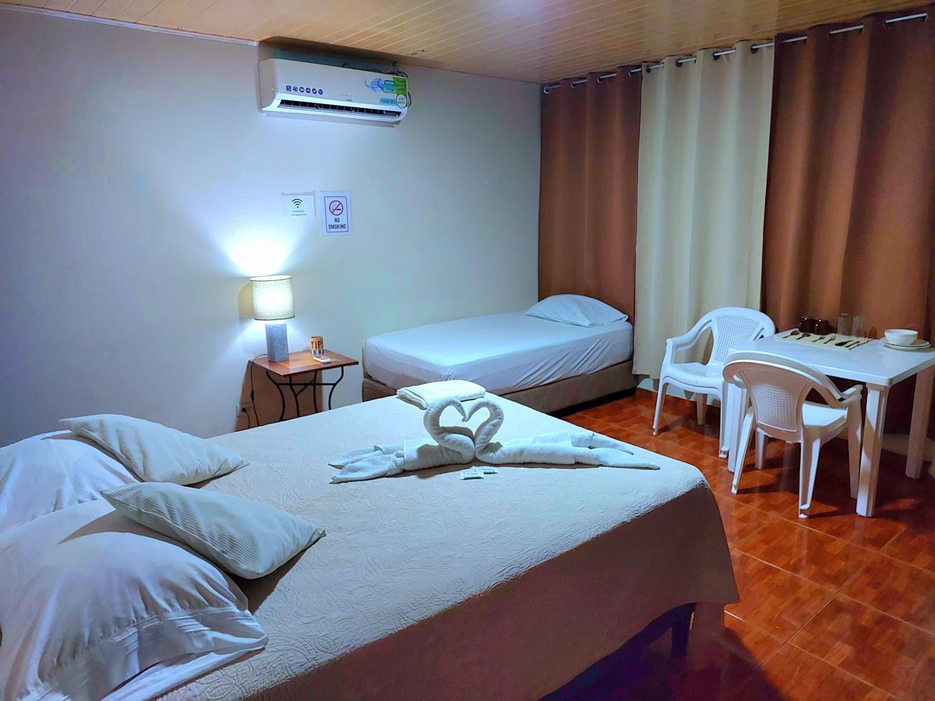 Hostel del Pacífico Habitación con baño privado y aire acondicionado