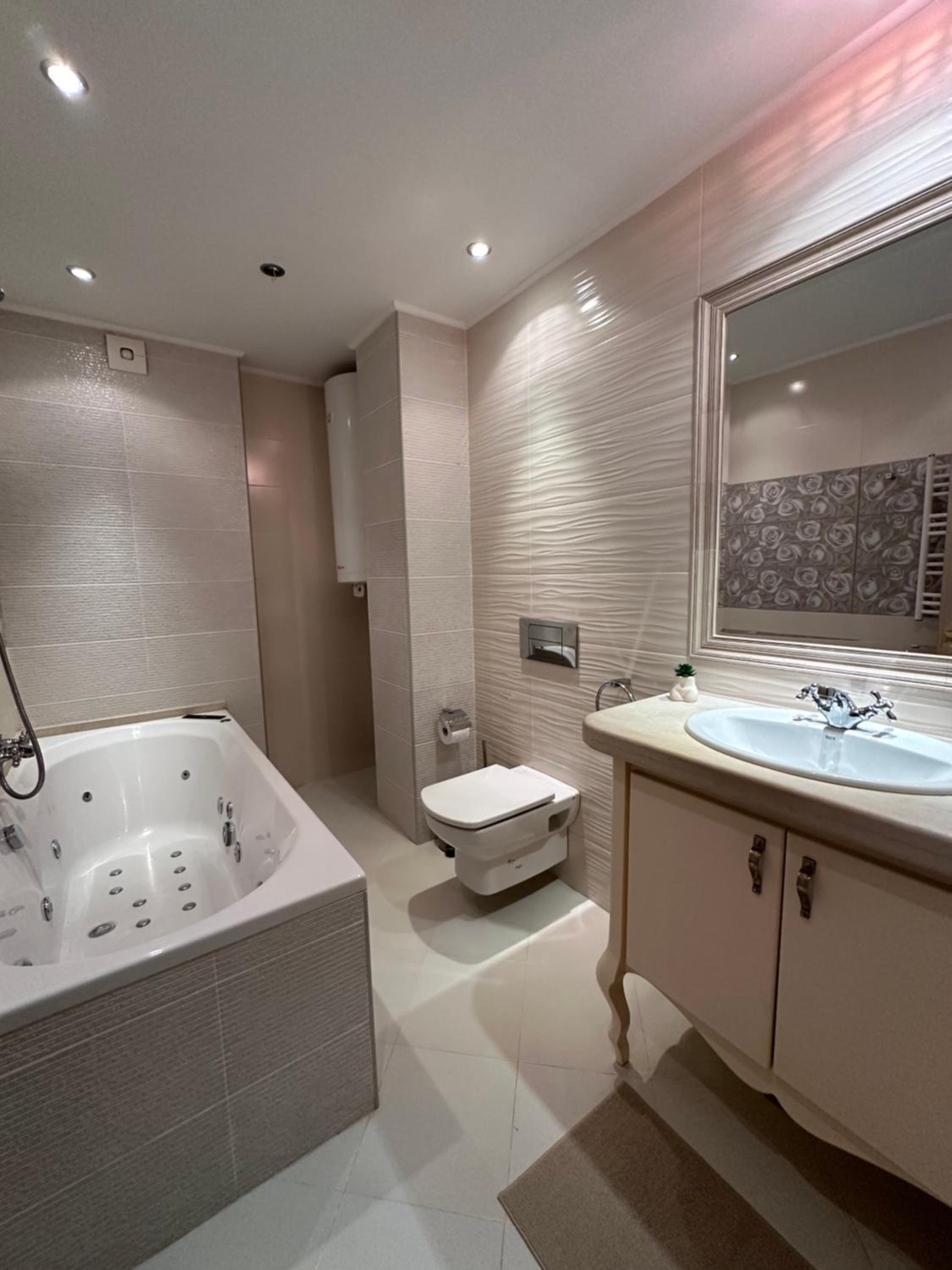 Yo Two - Central Varna Lux Apartment with Parking