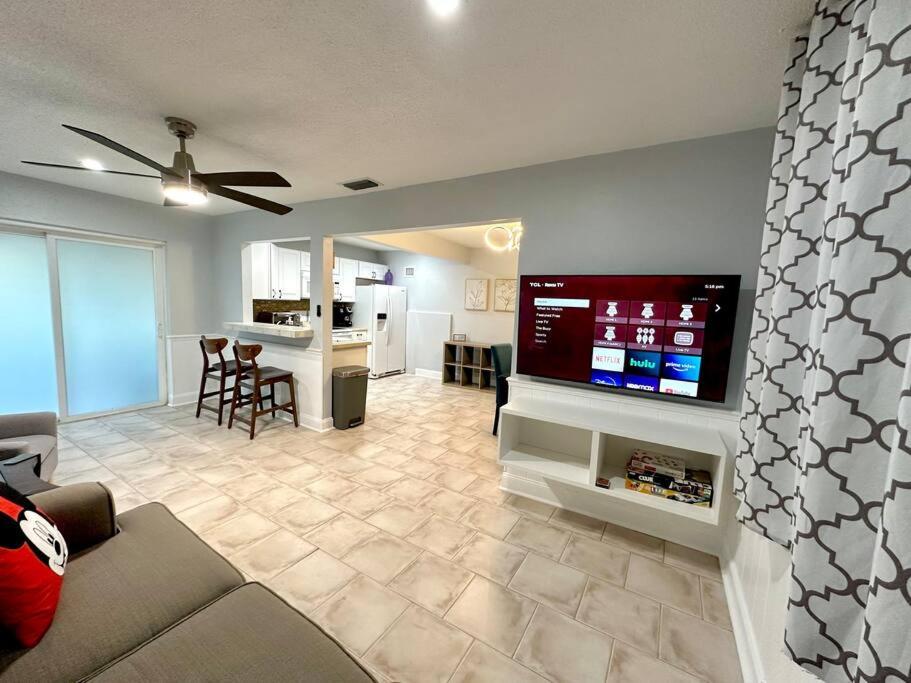 Stylish-N-Private 1BR Retreat 2 Miles to LegoLand view 3