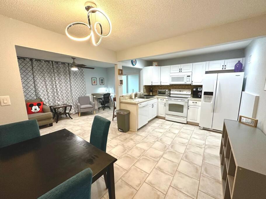 Stylish-N-Private 1BR Retreat 2 Miles to LegoLand view 4