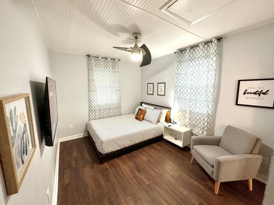 Stylish-N-Private 1BR Retreat 2 Miles to LegoLand view 5