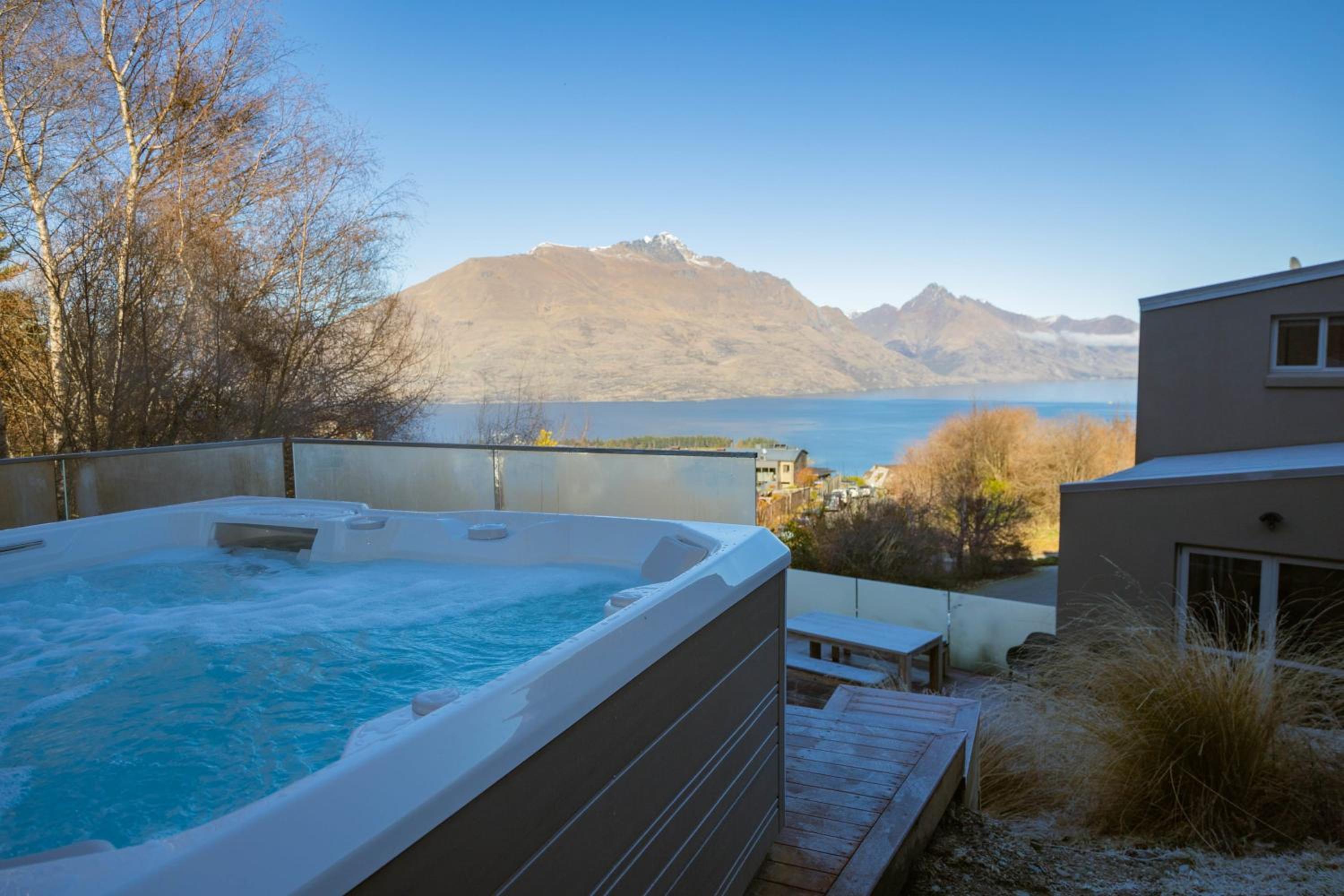 Opuke House- Free Parking- Lake views- BBQ- Spa view 2