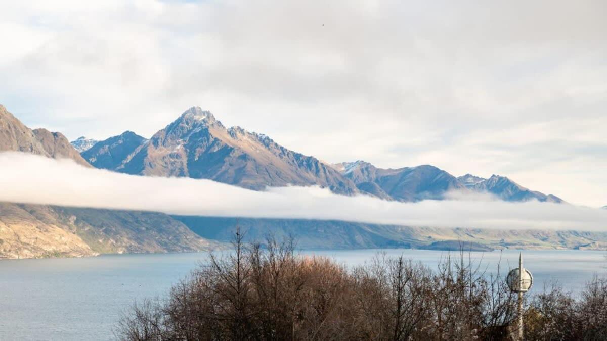 Opuke House- Free Parking- Lake views- BBQ- Spa view 5