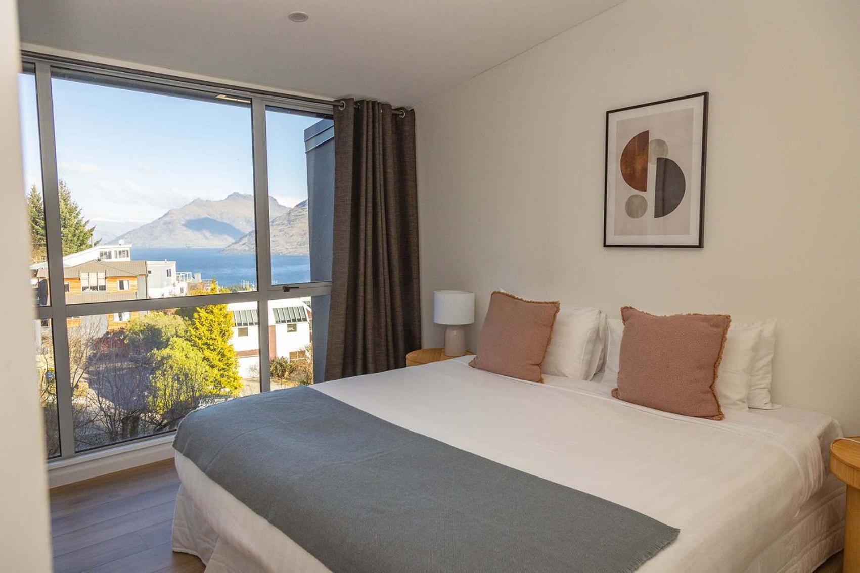 Opuke House- Free Parking- Lake views- BBQ- Spa view 4
