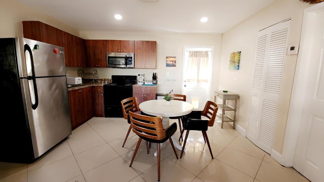 Private Home, KING Room- Pool & Patios - Near Beaches & Dining, photo 12