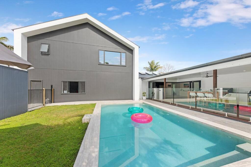 Coastal-Country Family Haven in Currumbin Pool Spa