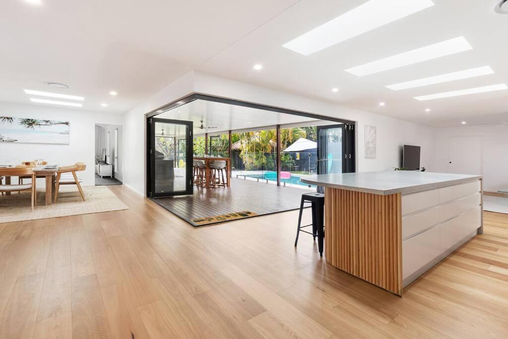 Coastal-Country Family Haven in Currumbin Pool Spa