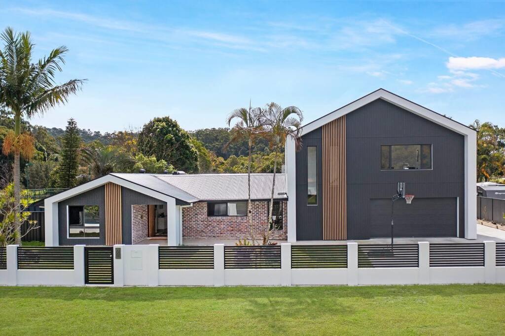Coastal-Country Family Haven in Currumbin Pool Spa