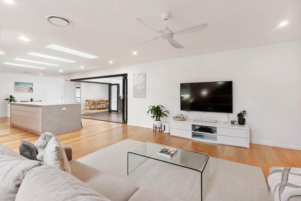 Coastal-Country Family Haven in Currumbin Pool Spa