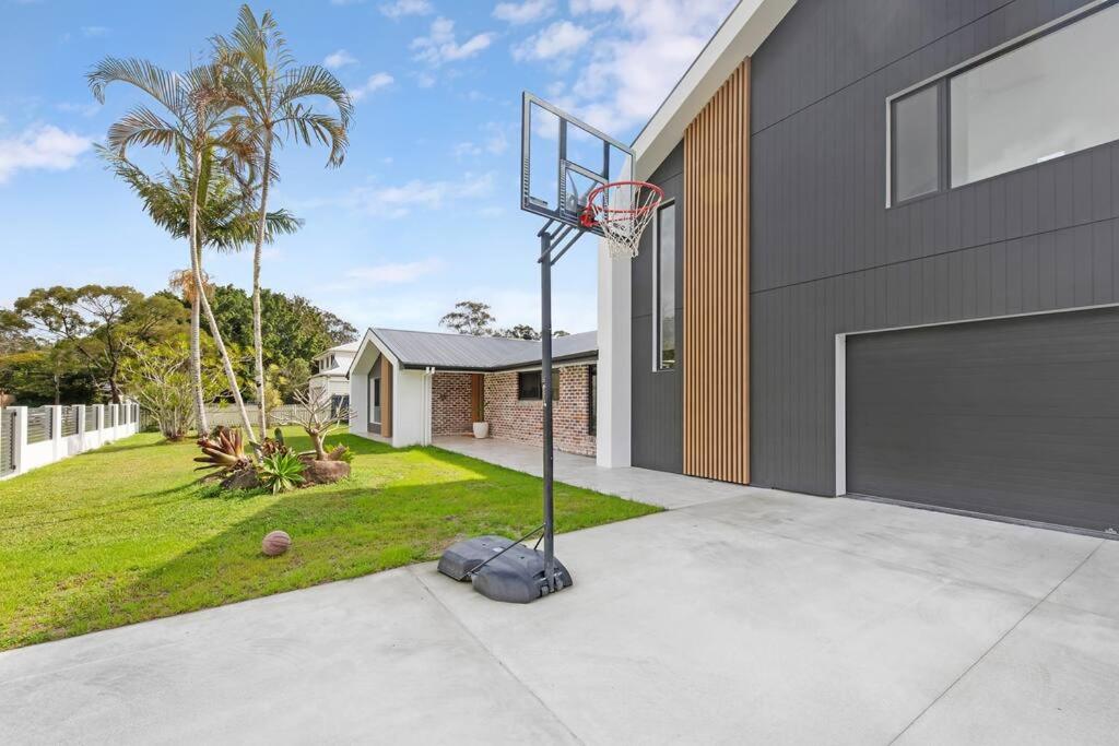 Coastal-Country Family Haven in Currumbin Pool Spa