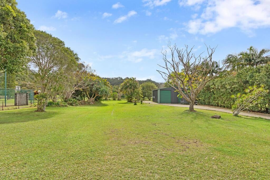 Coastal-Country Family Haven in Currumbin Pool Spa