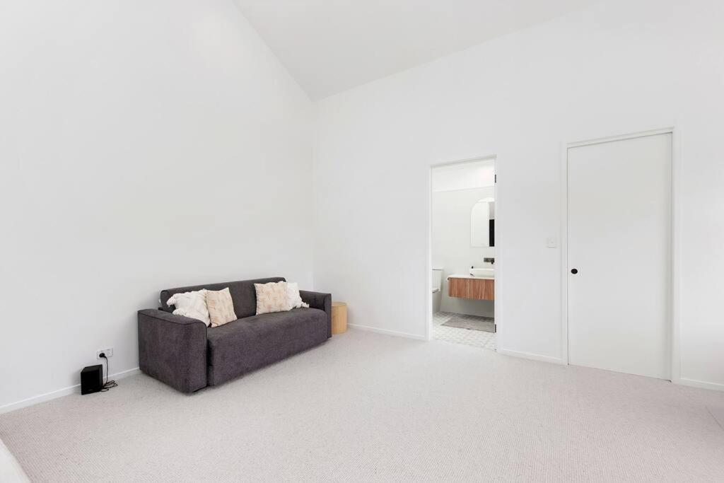 Coastal-Country Family Haven in Currumbin Pool Spa