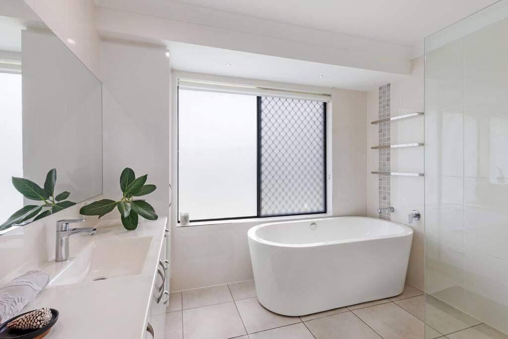 Coastal-Country Family Haven in Currumbin Pool Spa