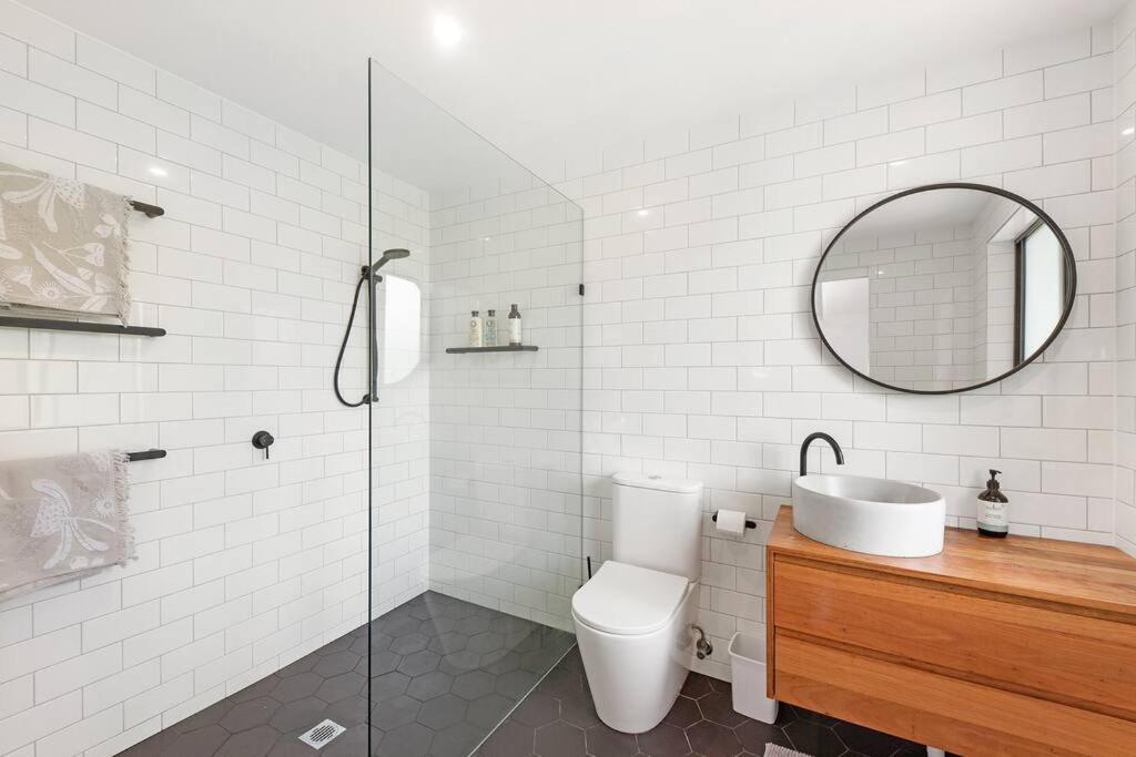 Coastal-Country Family Haven in Currumbin Pool Spa