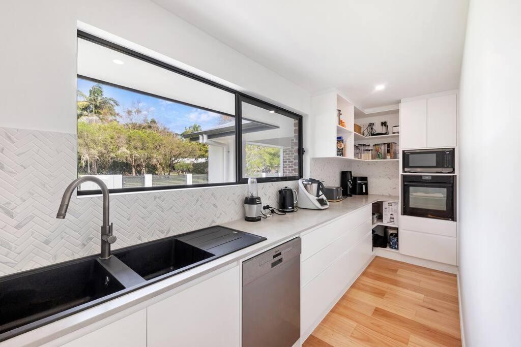 Coastal-Country Family Haven in Currumbin Pool Spa