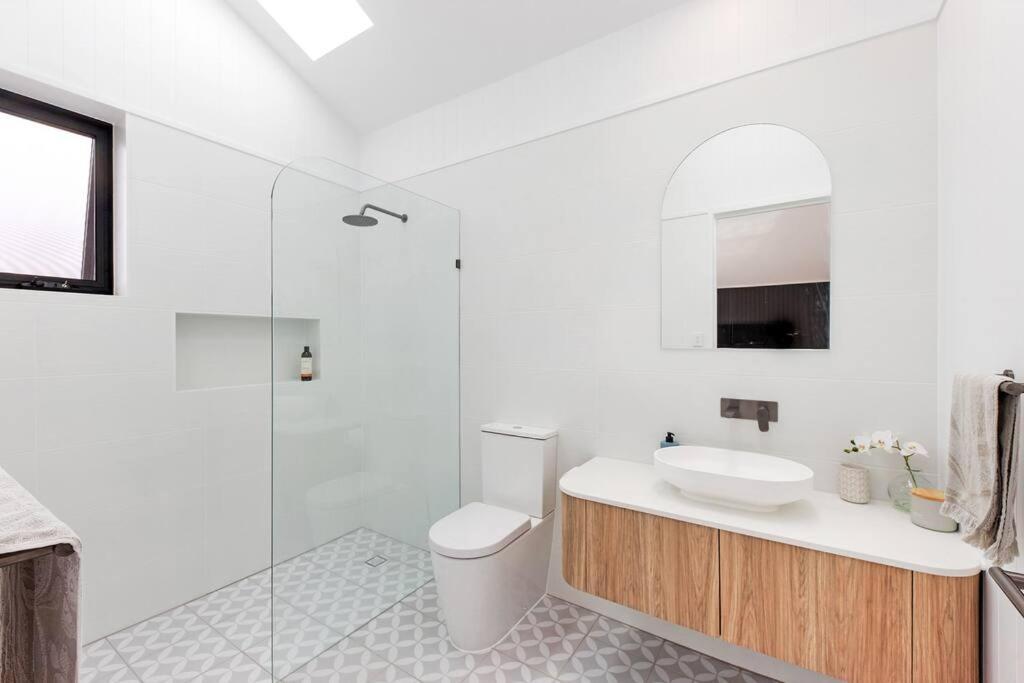 Coastal-Country Family Haven in Currumbin Pool Spa