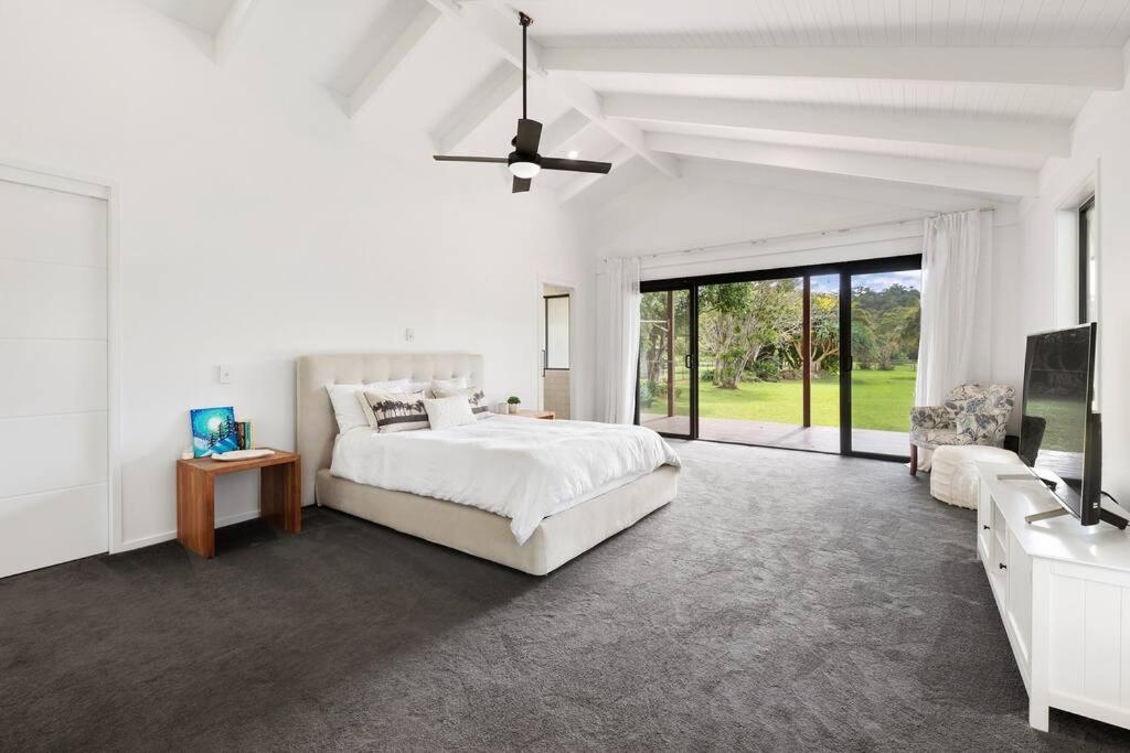 Coastal-Country Family Haven in Currumbin Pool Spa