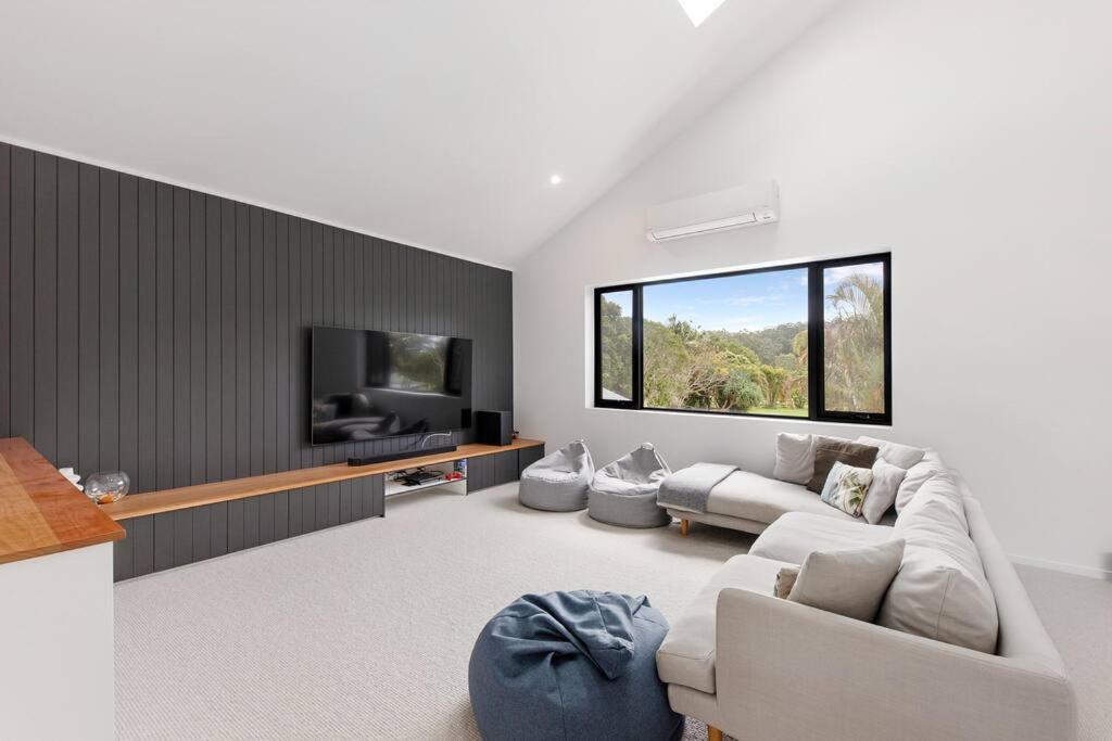 Coastal-Country Family Haven in Currumbin Pool Spa