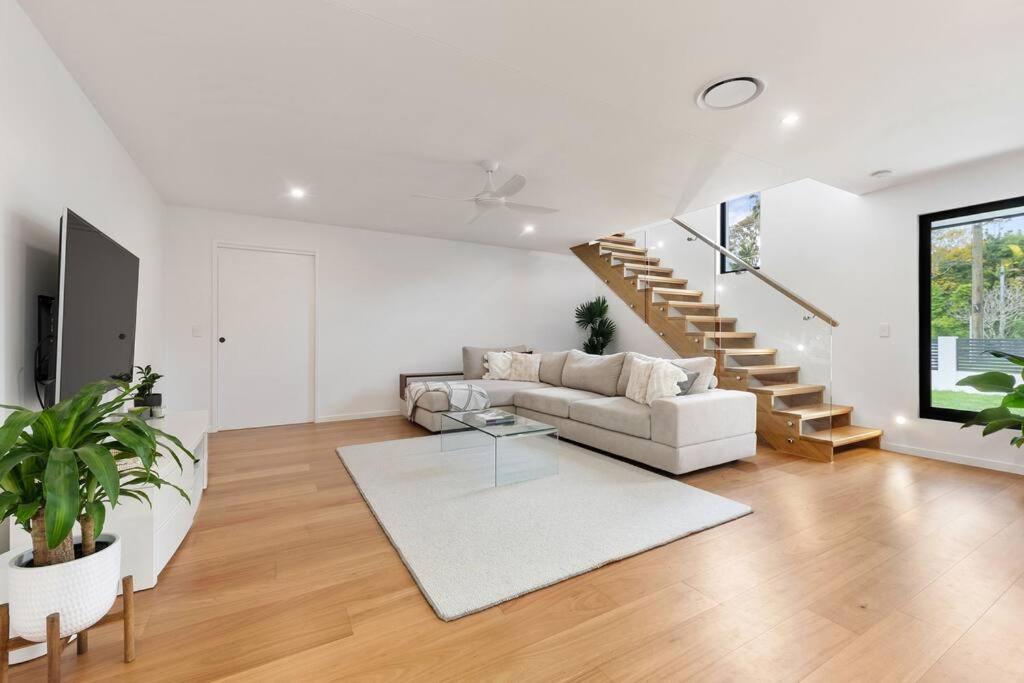 Coastal-Country Family Haven in Currumbin Pool Spa