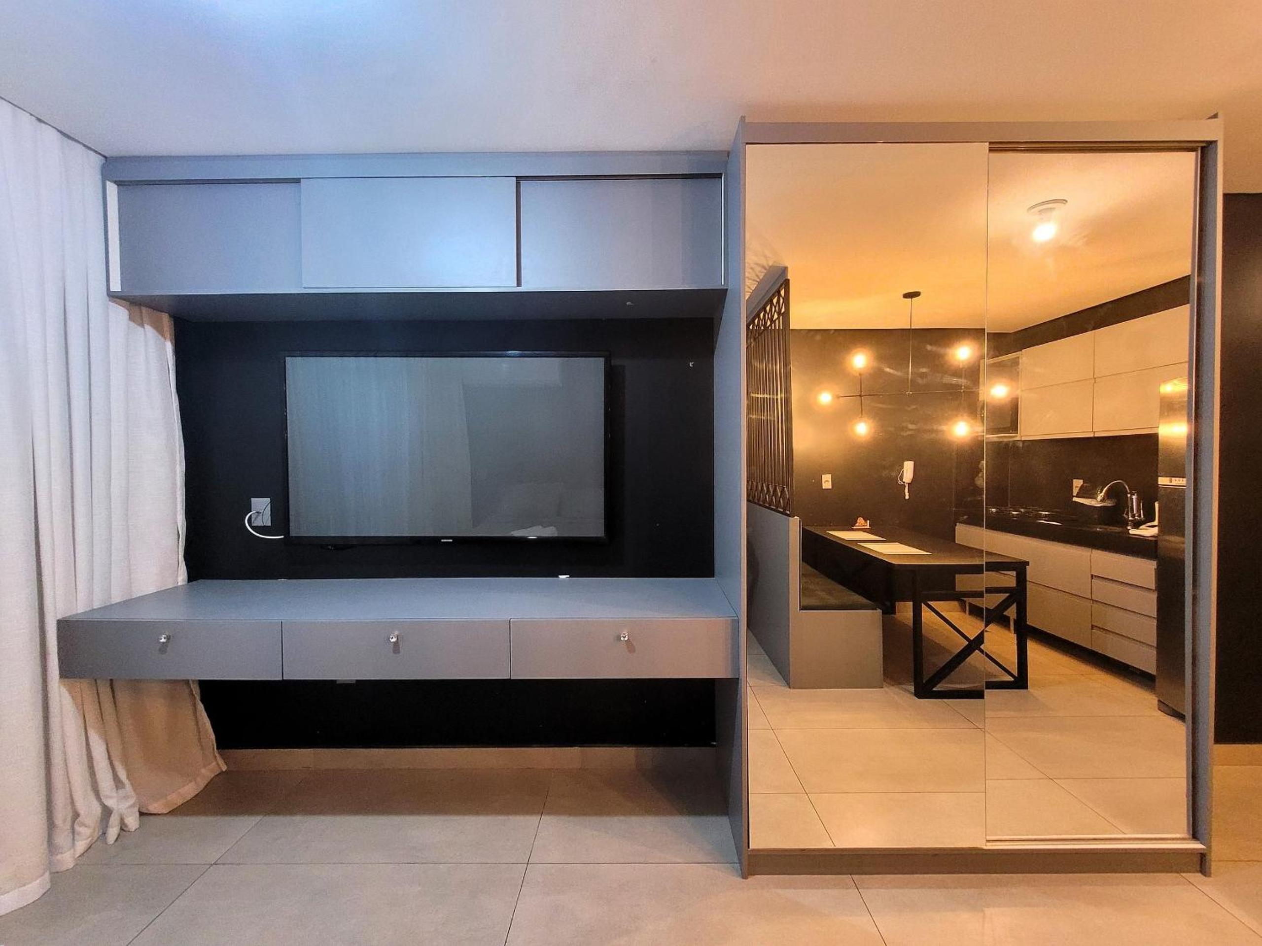 Studio com varanda 100 metros da praia