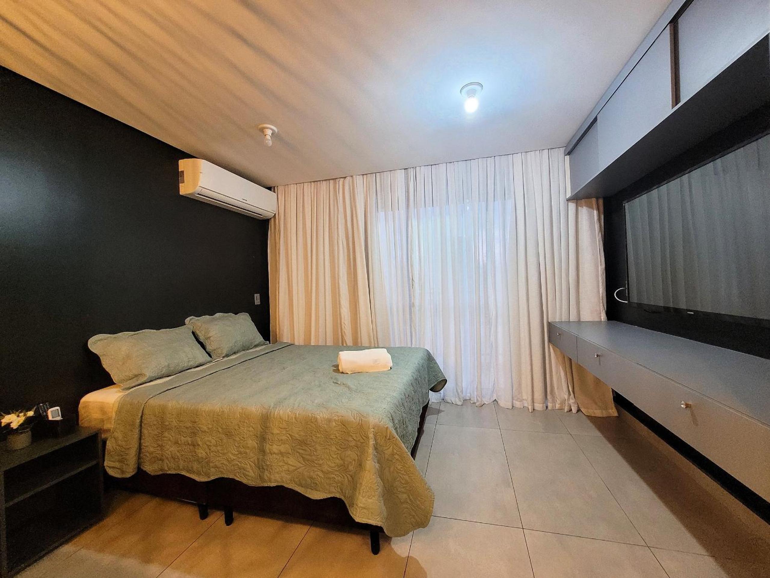 Studio com varanda 100 metros da praia