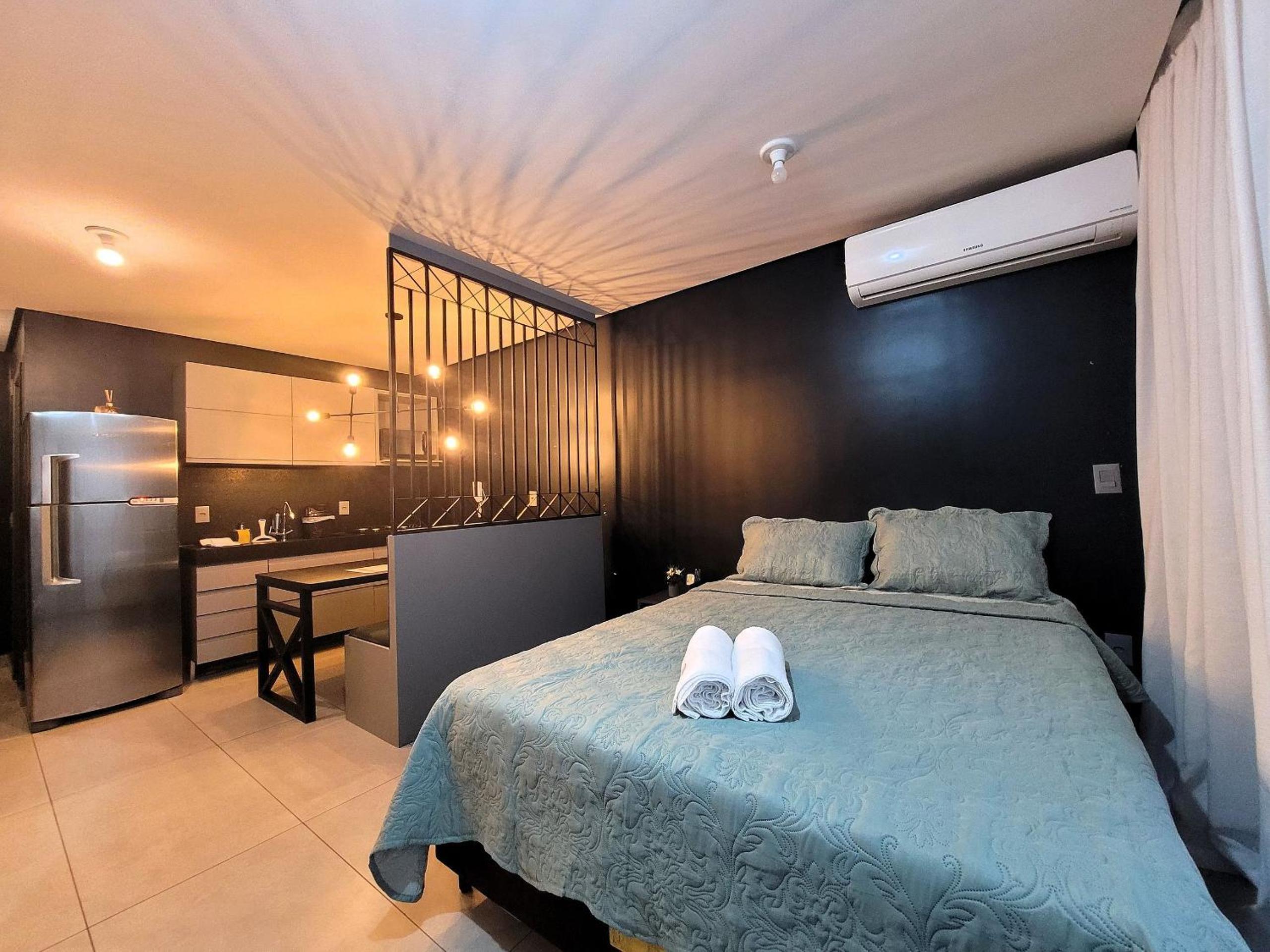 Studio com varanda 100 metros da praia