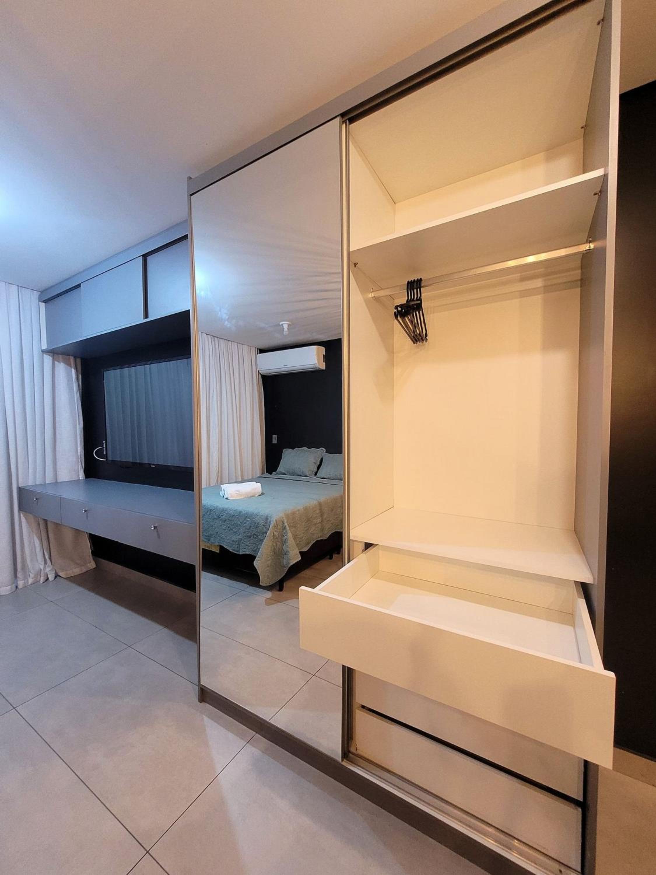 Studio com varanda 100 metros da praia