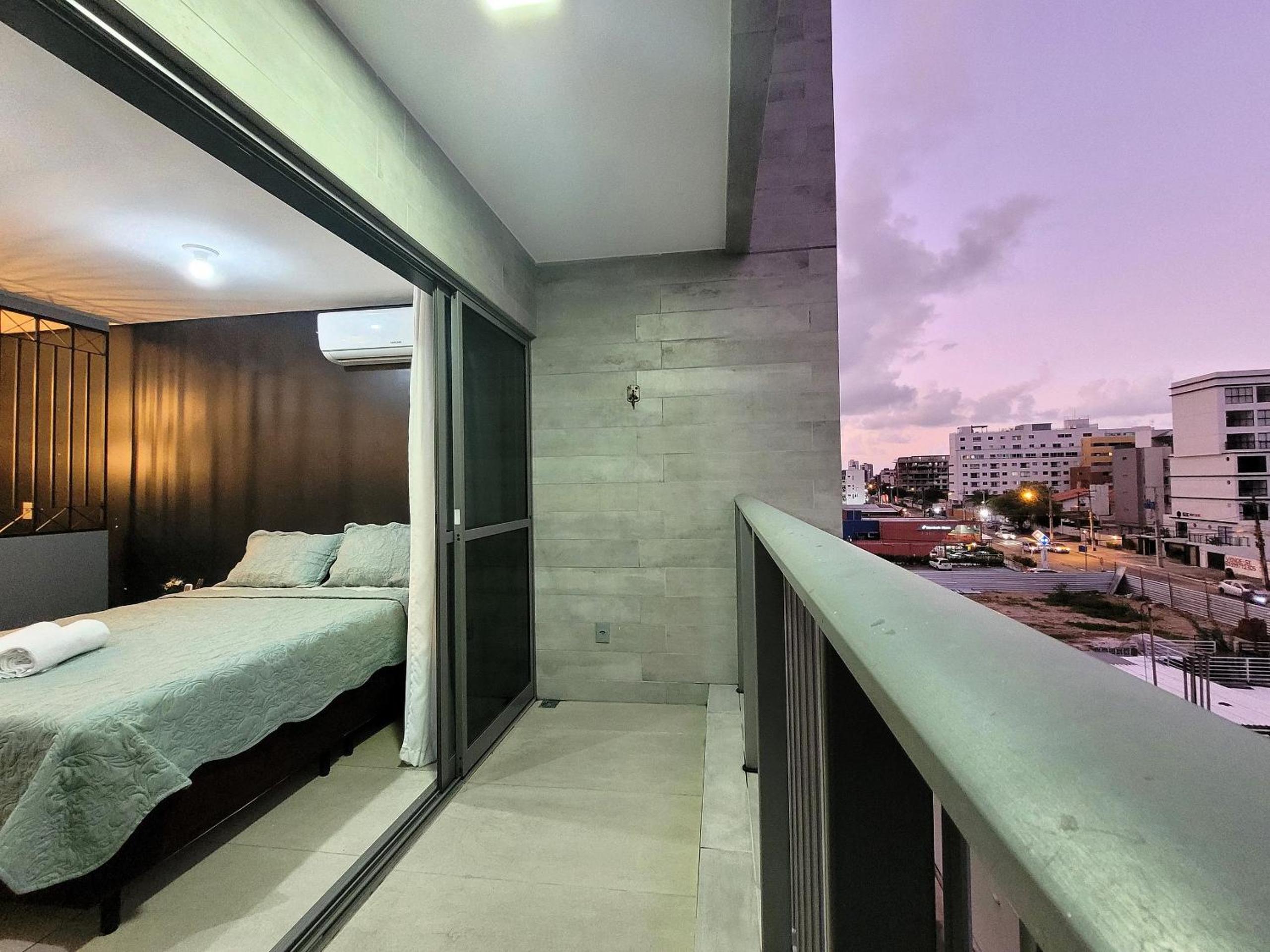 Studio com varanda 100 metros da praia