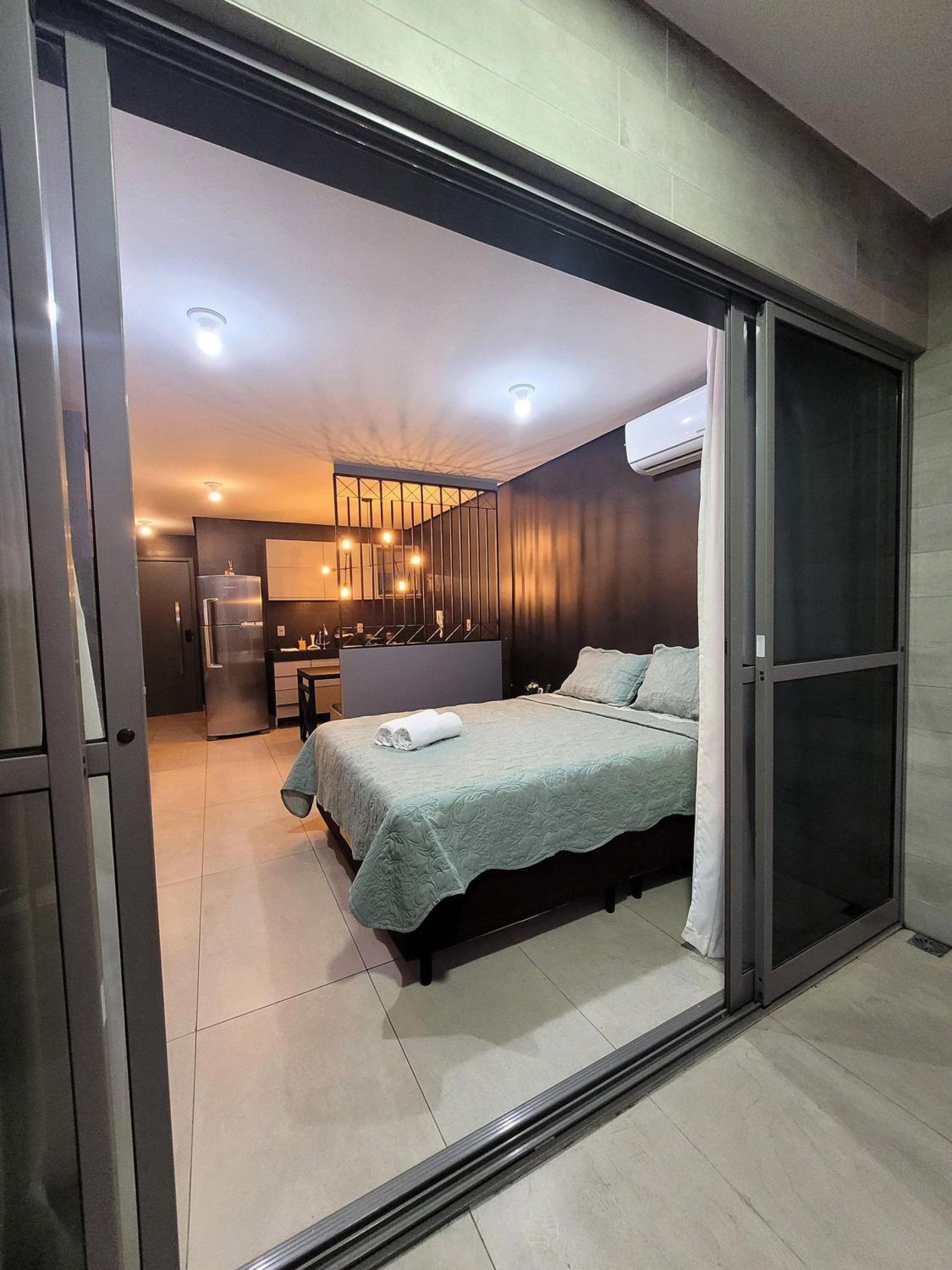 Studio com varanda 100 metros da praia