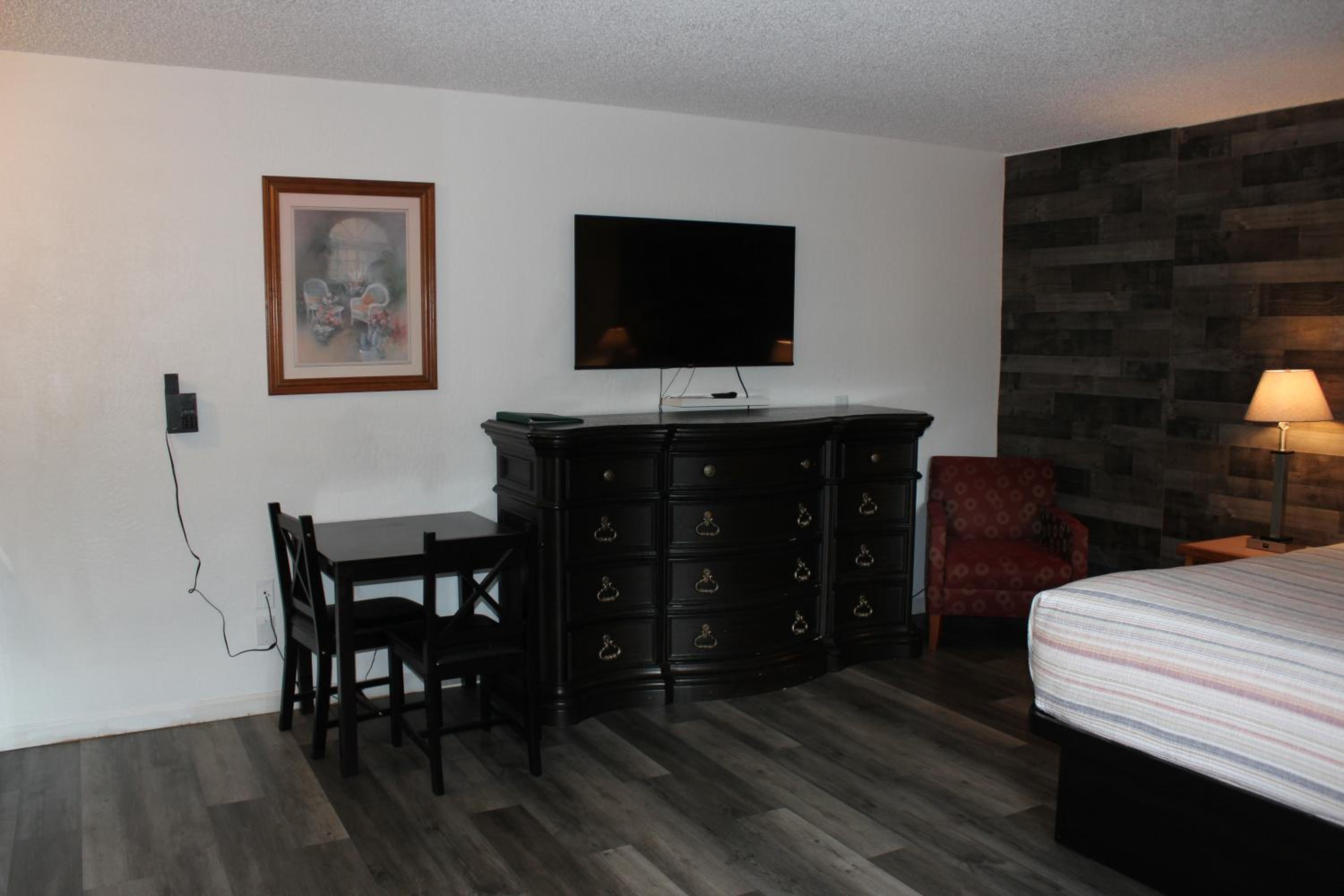 Ashland Vacations - Cedarwood Inn of Ashland - Property Image 77