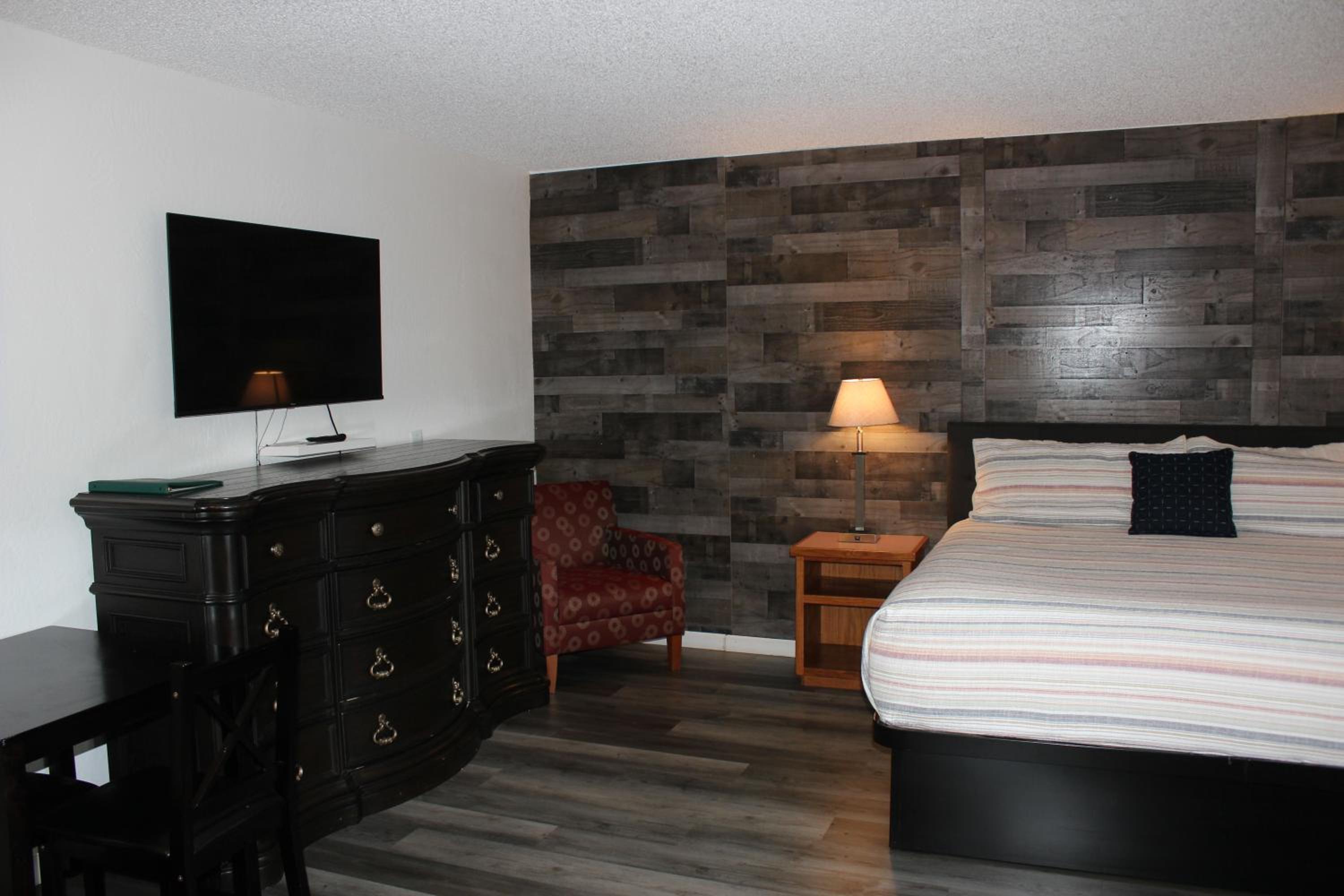 Ashland Vacations - Cedarwood Inn of Ashland - Property Image 76