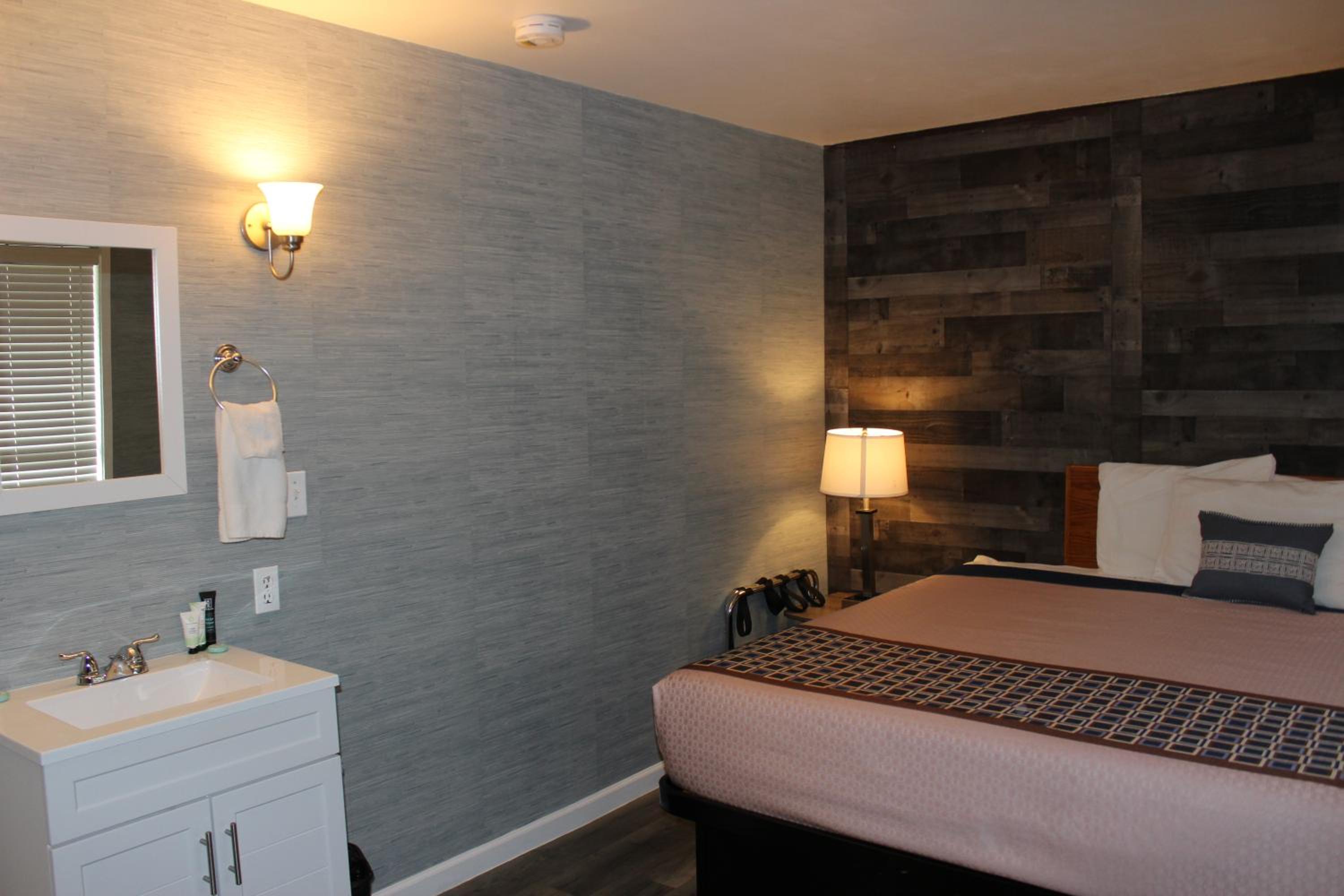 Ashland Vacations - Cedarwood Inn of Ashland - Property Image 110