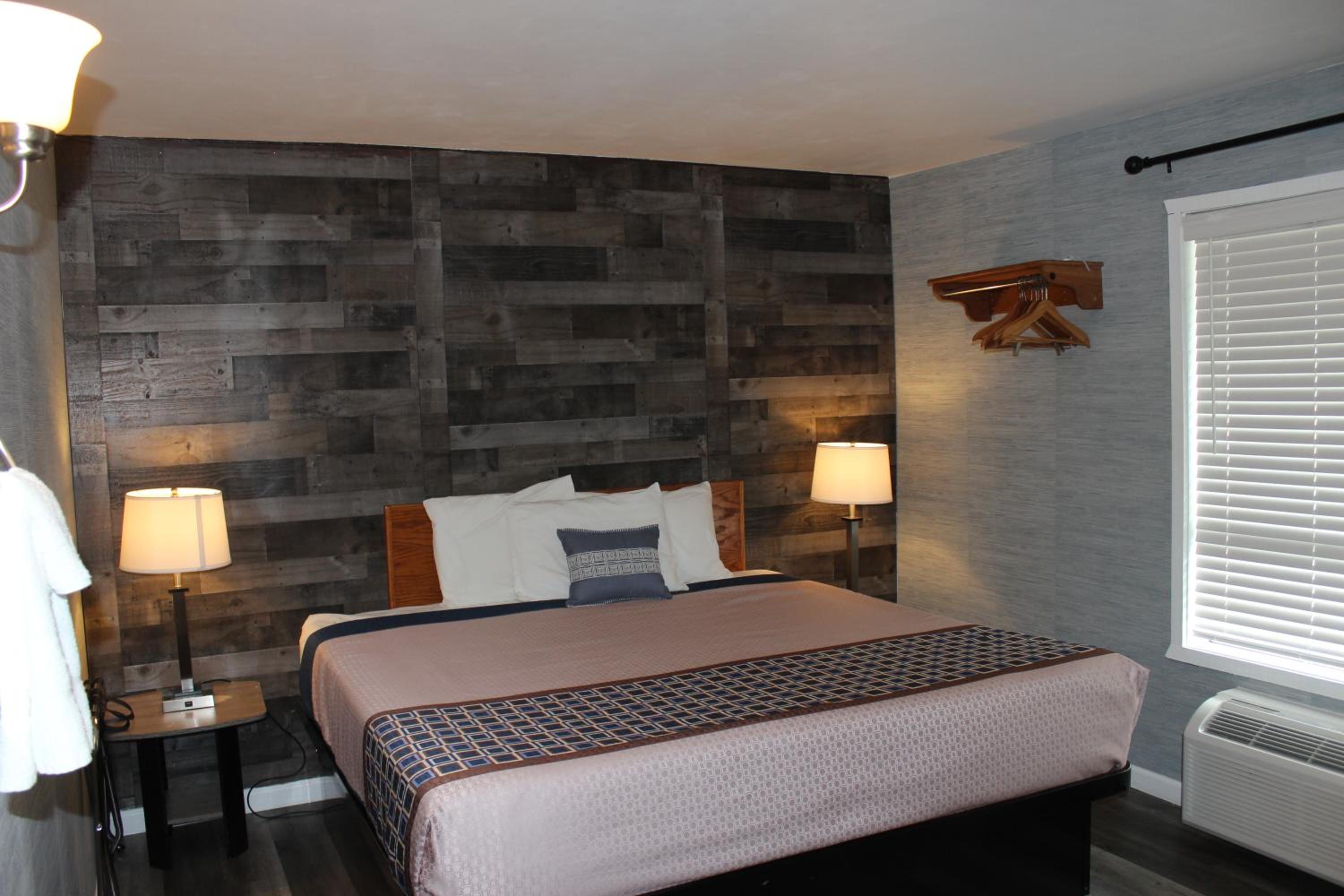 Ashland Vacations - Cedarwood Inn of Ashland - Property Image 106
