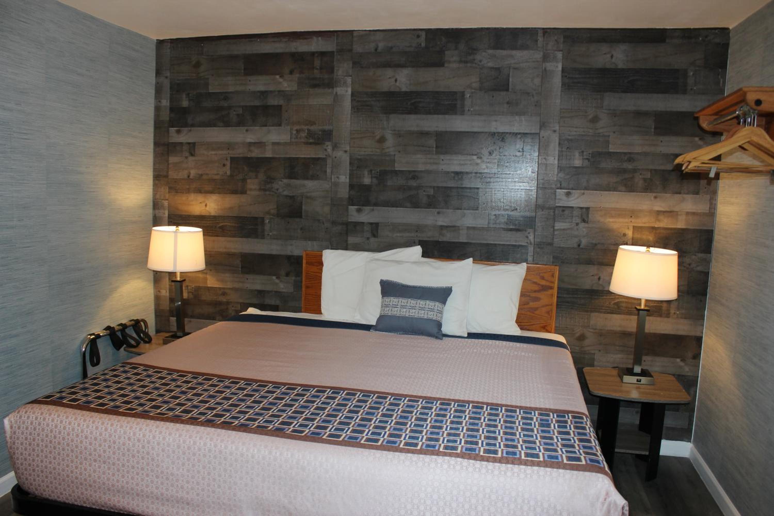 Ashland Vacations - Cedarwood Inn of Ashland - Property Image 105