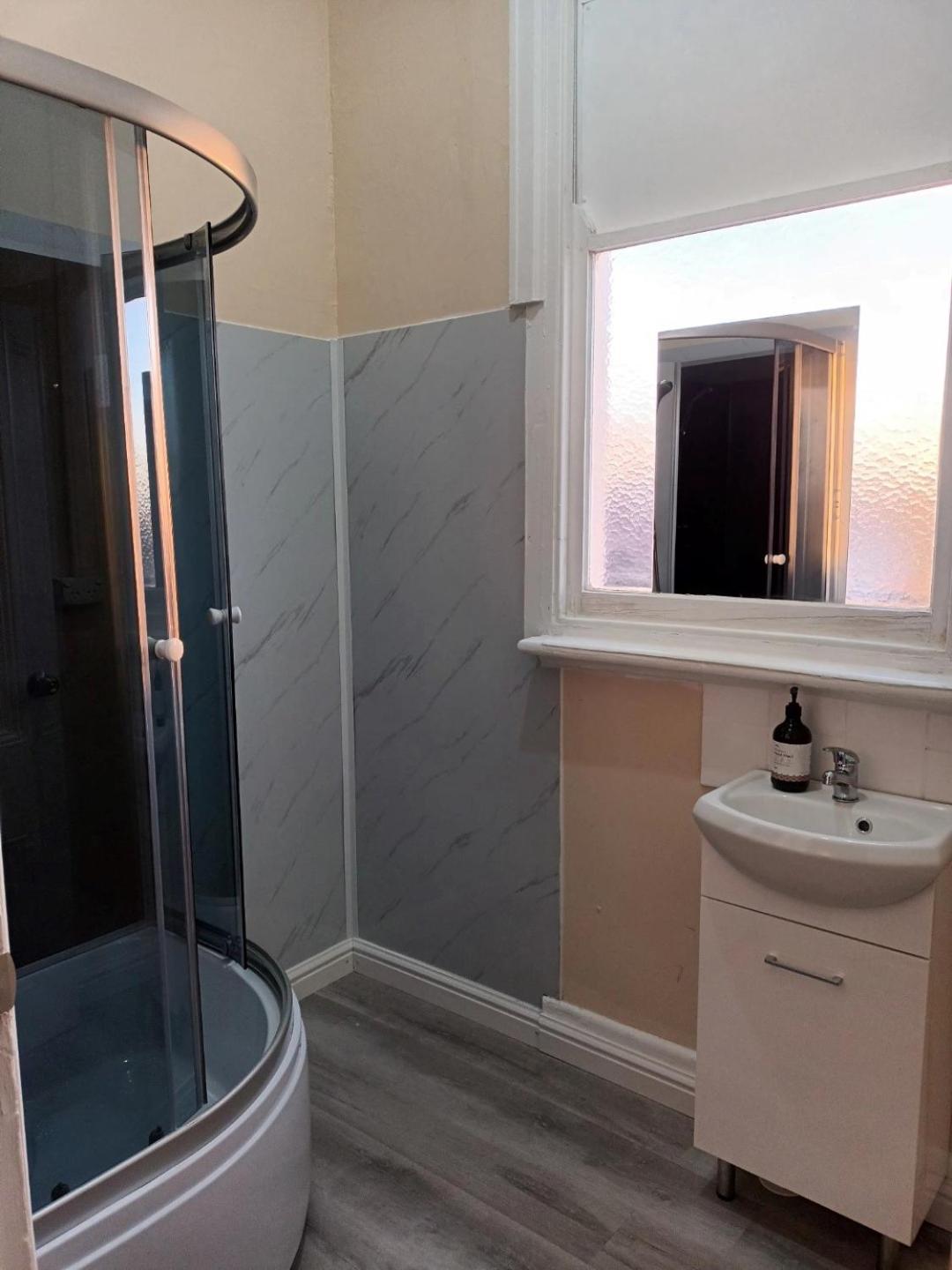 Your Own Pub in Finley, Sleeps 25