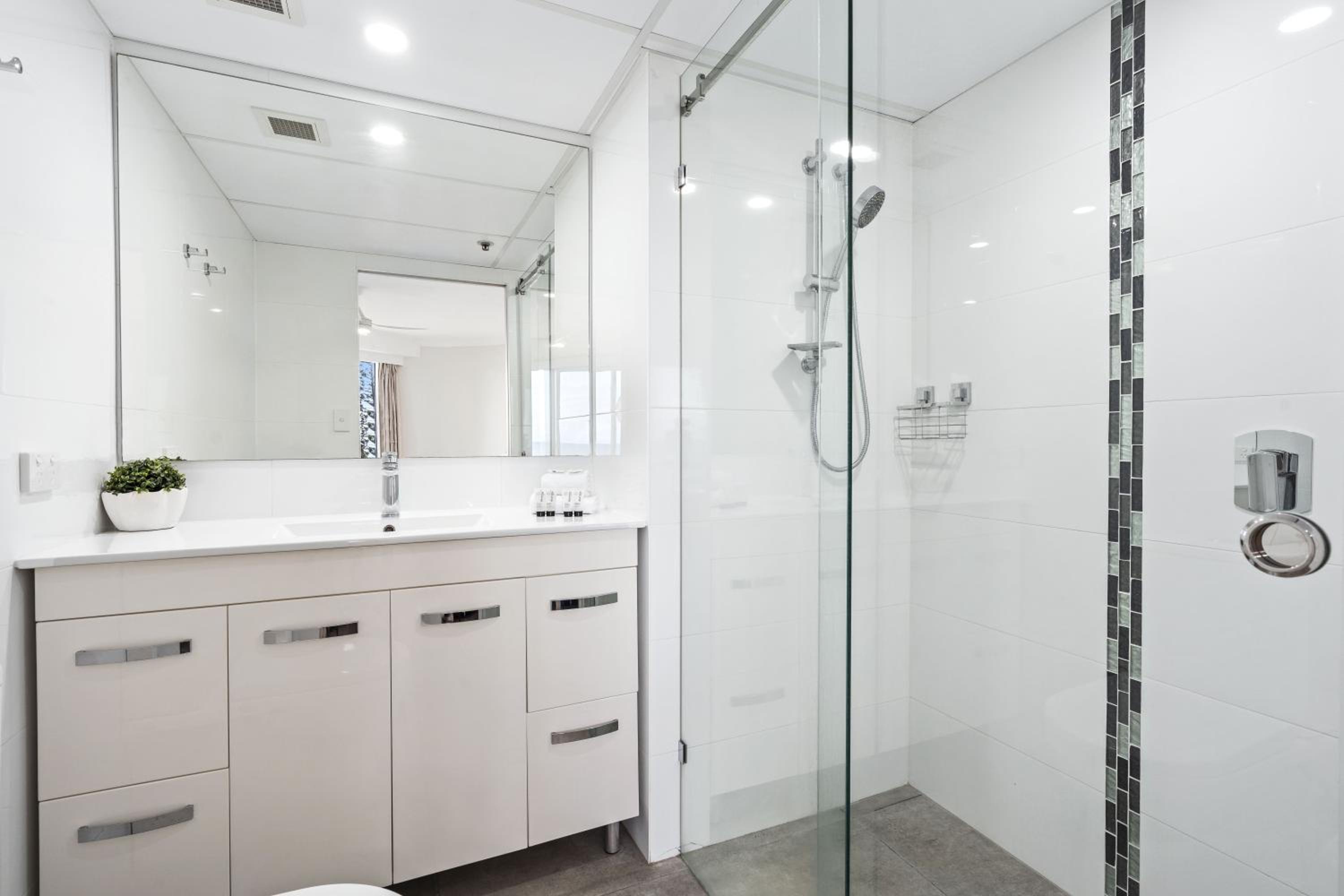 Stunning OCEAN VIEWS in 2 Bedroom Unit at Zenith - Q Stay