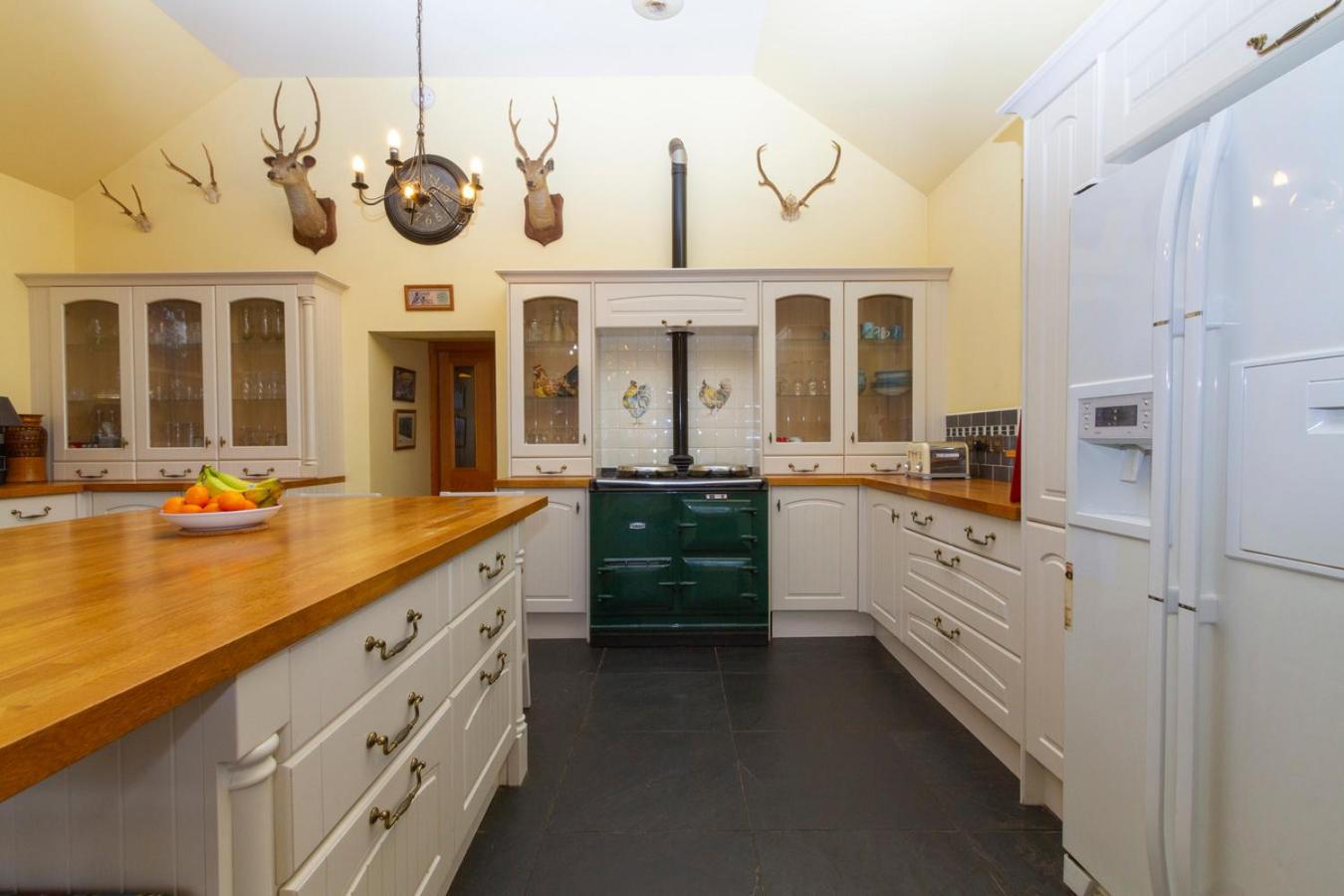 The Doune, Luxury Traditional Country House with hot tub