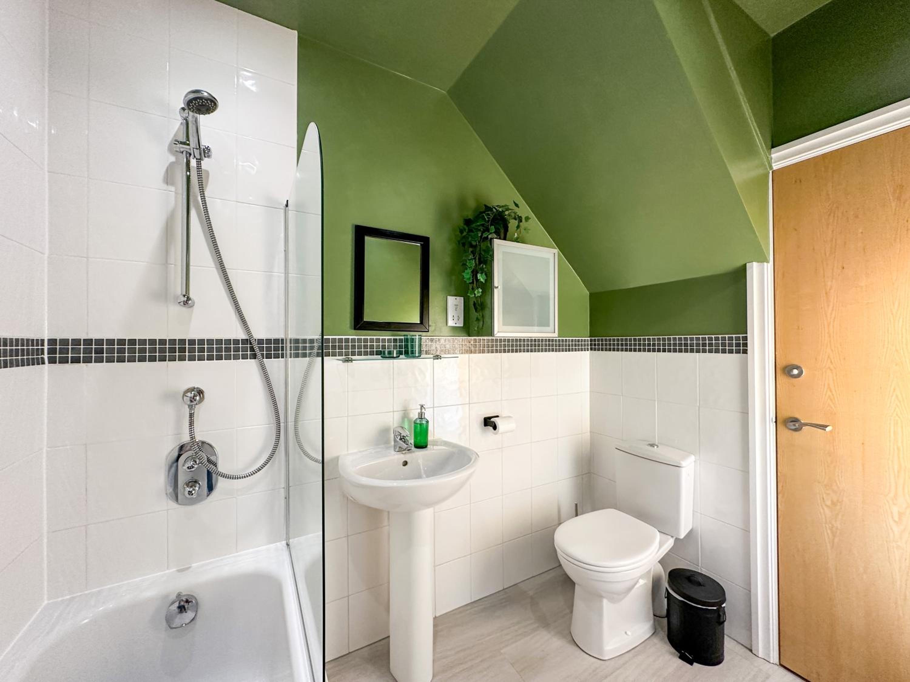 2 Bed - 2 Bath - Duplex Apartment next to LBU-Headingley Centre-YCC Arena-Families-Relocators view 3
