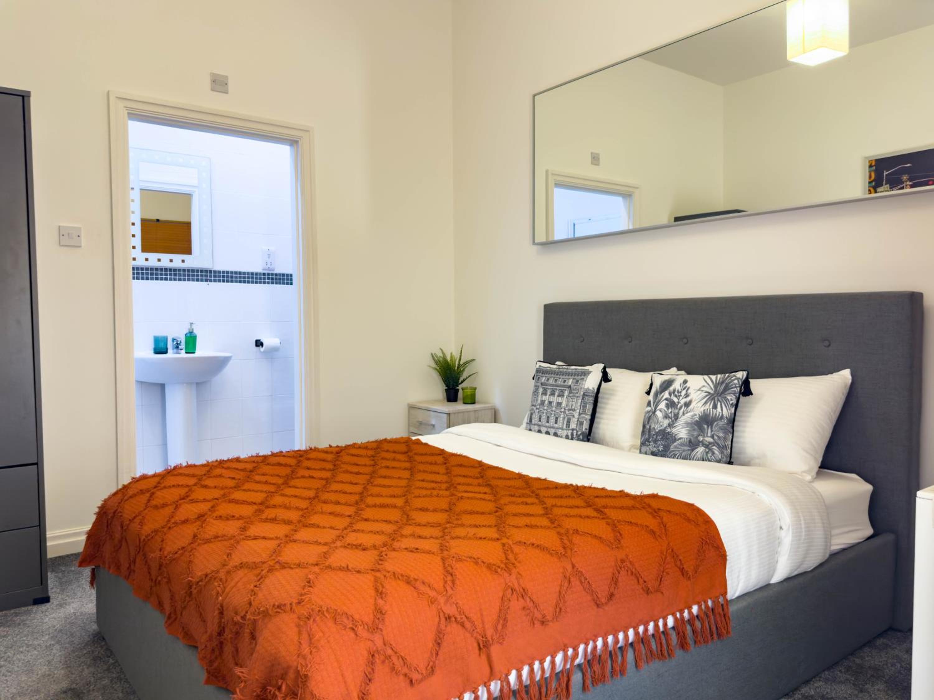 2 Bed - 2 Bath - Duplex Apartment next to LBU-Headingley Centre-YCC Arena-Families-Relocators view 2