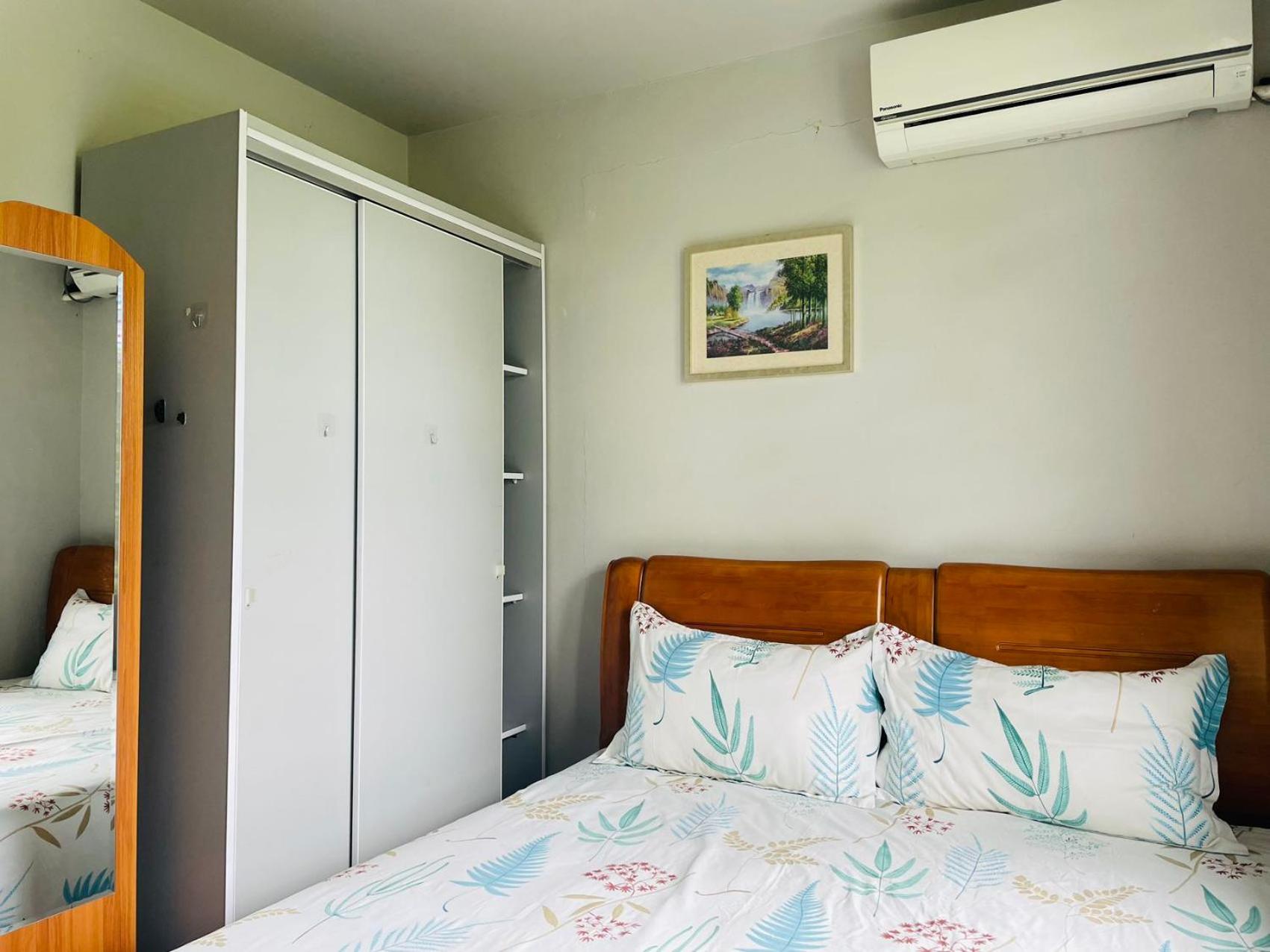 Two bedroom -King sized bedroom-Free parking - view 8