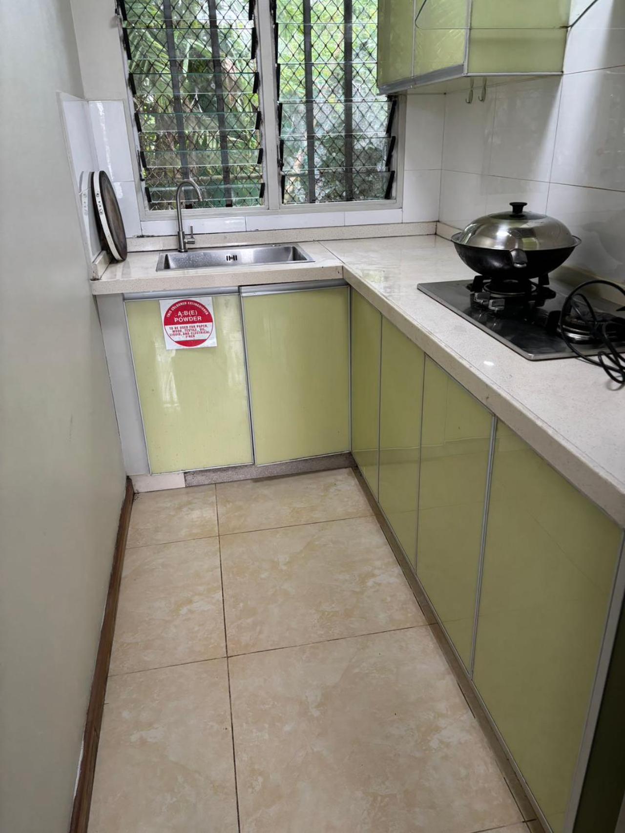 Two bedroom -King sized bedroom-Free parking - view 12