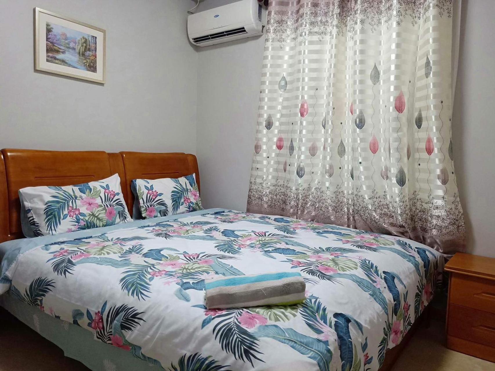 Two bedroom -King sized bedroom-Free parking - view 6