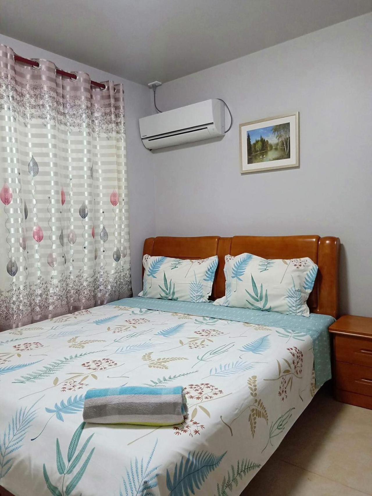 Two bedroom -King sized bedroom-Free parking - view 5